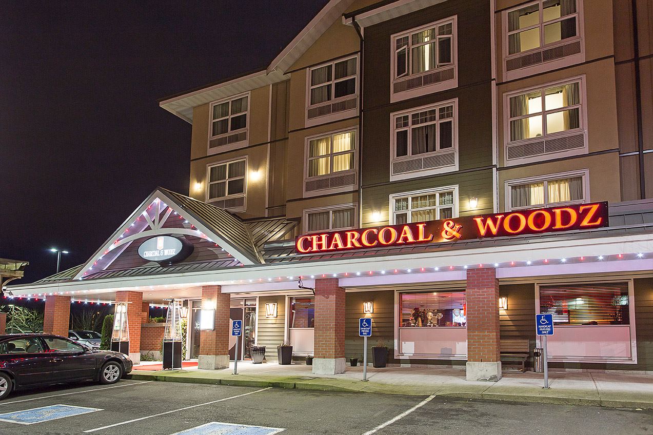 Charcoal and Woodz at Holiday Inn and Suites Cloverdale Surrey - 1