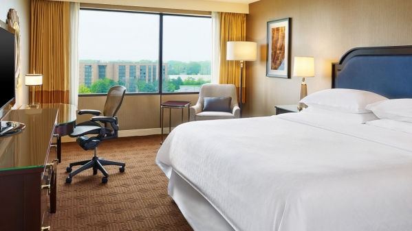 Sheraton Lisle Hotel - 7