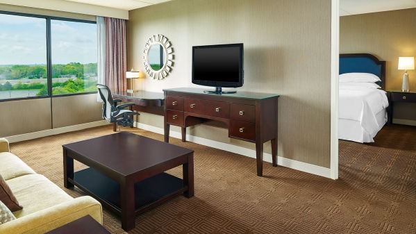 Sheraton Lisle Hotel - 6