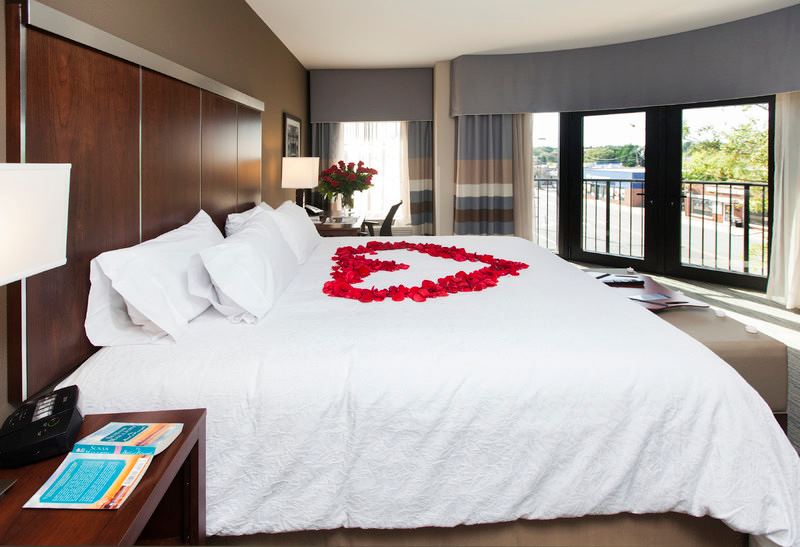 Hampton Inn and Suites Chapel Hill/Carrboro - 7