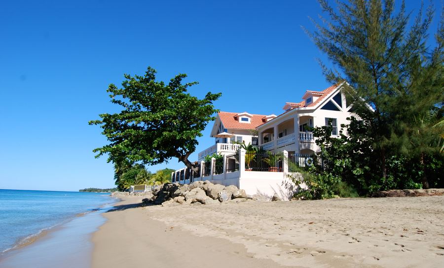 Tres Sirenas Beach Inn - 2