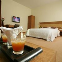 Richmond Hotel and Suites - 7