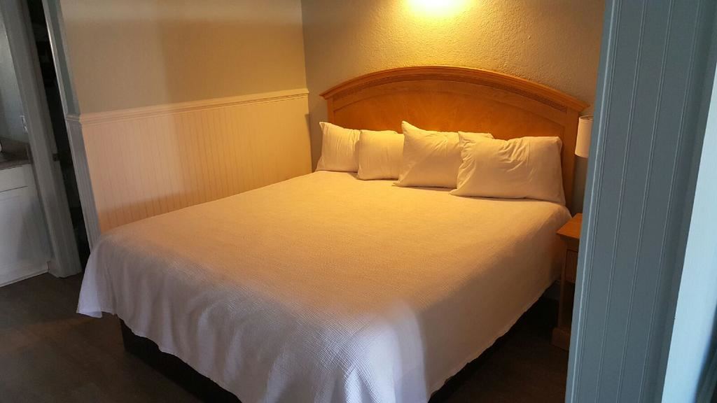 Islander Hotel and Resort - 7