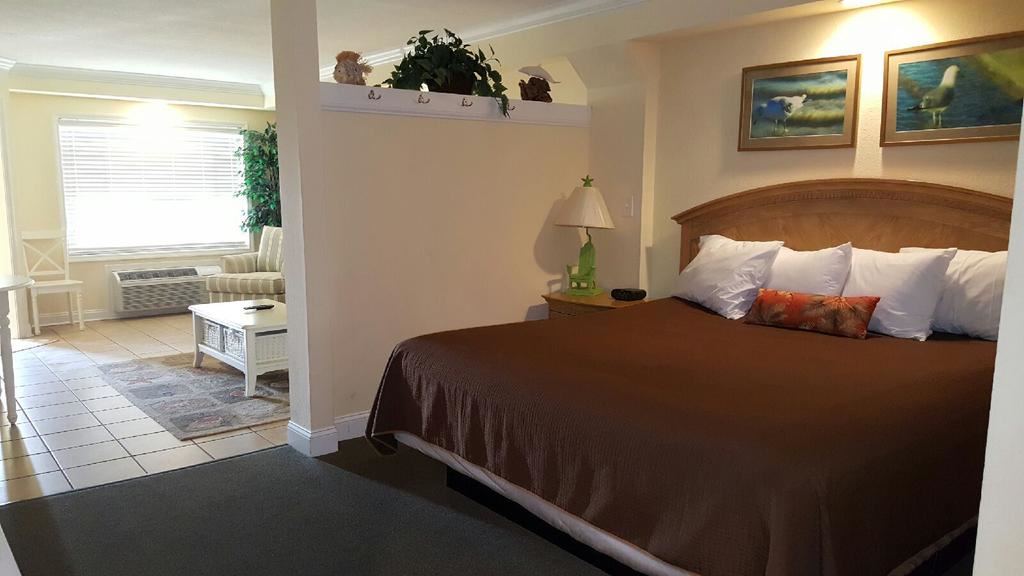 Islander Hotel and Resort - 5