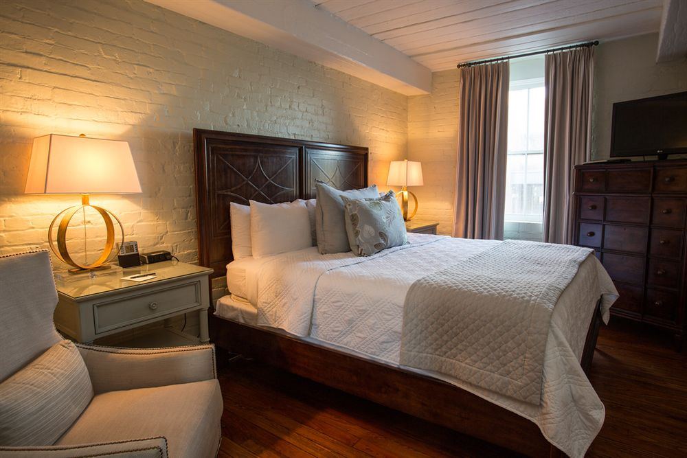 Olde Harbour Inn - 4