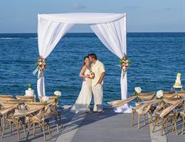 Wyndham Reef Resort Grand Cayman is a  World Class Wedding Venues Gold Member