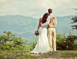 Creekside Cove by Hearth Side Cabins is a  World Class Wedding Venues Gold Member